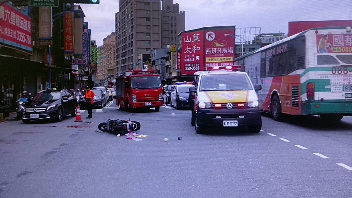 機車與大型吊車擦撞，造成女騎士雙腳被吊車的車輪輾過，送長庚林口醫院急救。 圖：龜山分局交通分隊/提供