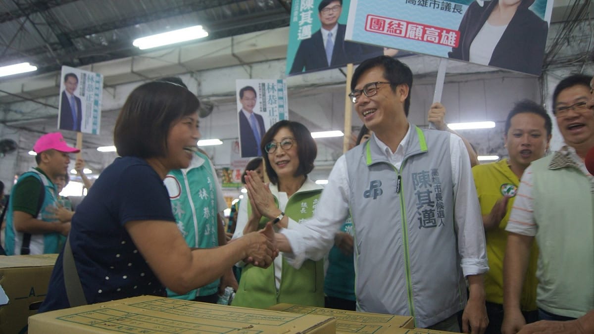 立法委員、民進黨高雄市長參選人陳其邁於今(16)日深入民間，前往民族果菜市場向高雄市民拜票，受到當地居民熱烈歡迎。 圖：陳其邁競選總部/提供