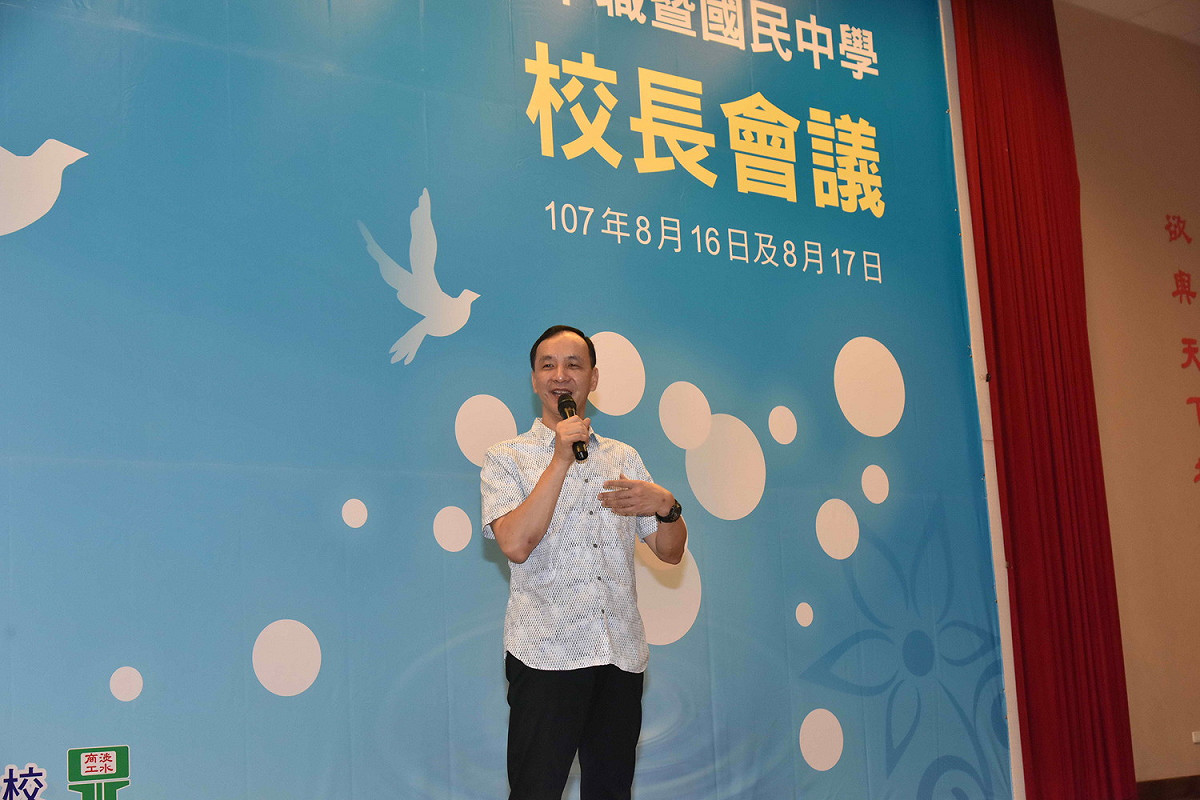 卸任在即的新北市長朱立倫今天送給教育界「畢業大禮」，宣布國中將縮減1節綜合、藝文領域課程。       
 圖：王峻昌/攝