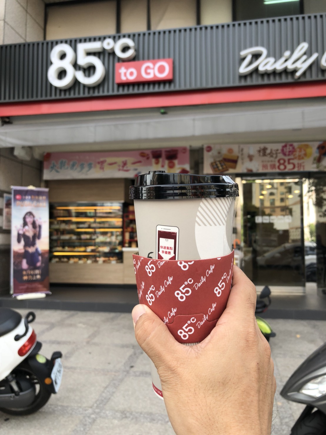 85度C風波延燒，國民黨發言人洪孟楷今（16）天特地買了一杯咖啡，以行動力挺。 圖：洪孟楷提供
