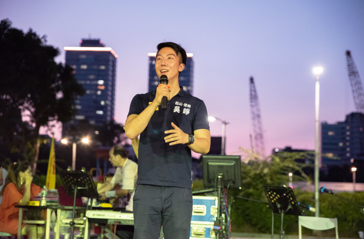 吳崢說，看到柯市長的法治標準經常變動，態度也常搖擺不定，這是他所擔心的，且柯的種種發言，也危害台灣在國際信賴，例如「兩岸一家親」、在國際媒體訪談中提出疑美論、商品交易說等，「若讓柯文哲繼續擔任市長，台北會繼續充斥粗鄙低俗的政治語言，繼續操弄民粹，讓社會繼續撕裂對立；更進一步說，這是台灣民主的危機」。 圖/翻攝自吳崢臉書