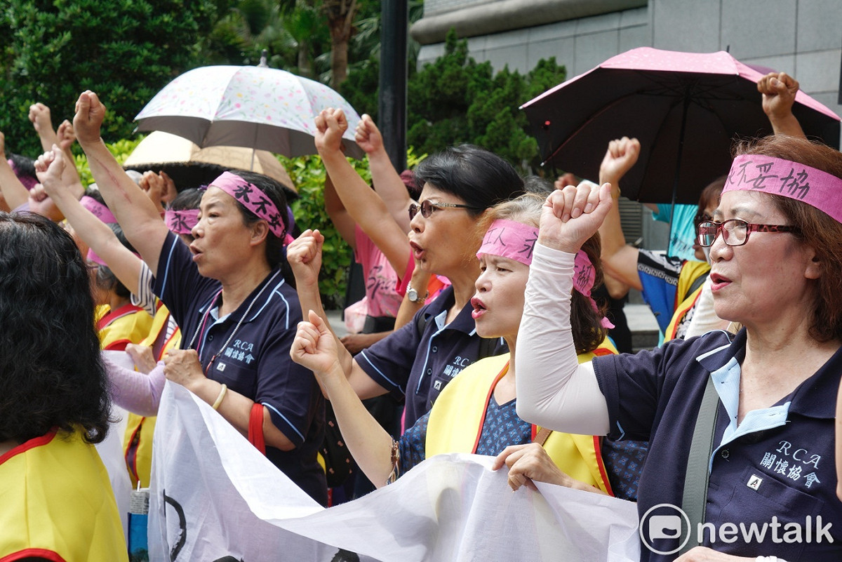 前RCA員工在最高法院外呼喊口號抗議。資料照片。 圖：張良一/攝