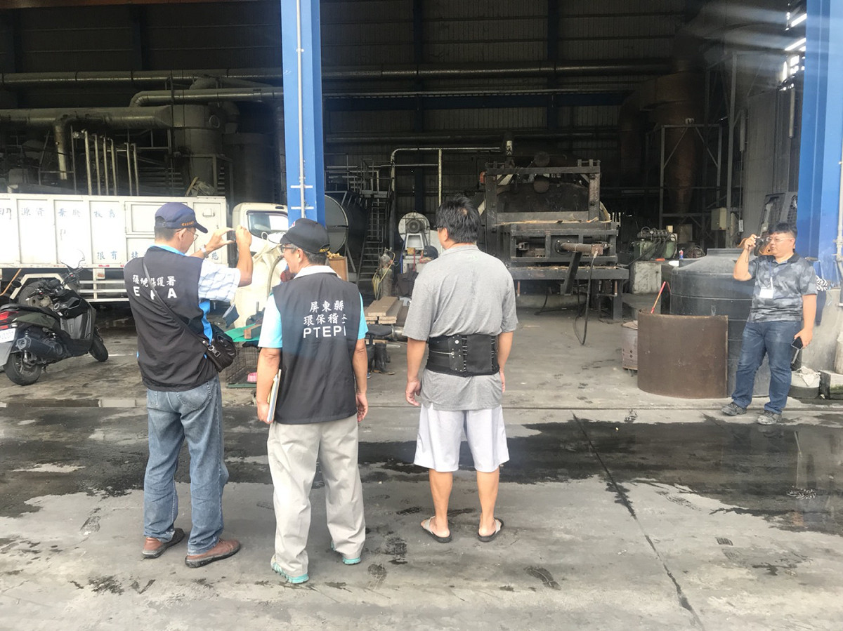 屏東縣政府環保局人員稽查化製場。 圖 : 屏東縣環保局/ 提供