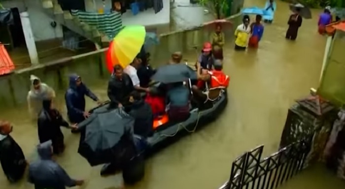 印度南部克勒拉省（Kerala）上週暴雨引發的洪水持續惡化，陸軍和海軍都已加入救災行動，動用直升機到災區救援受困民眾。 圖：翻攝YouTube