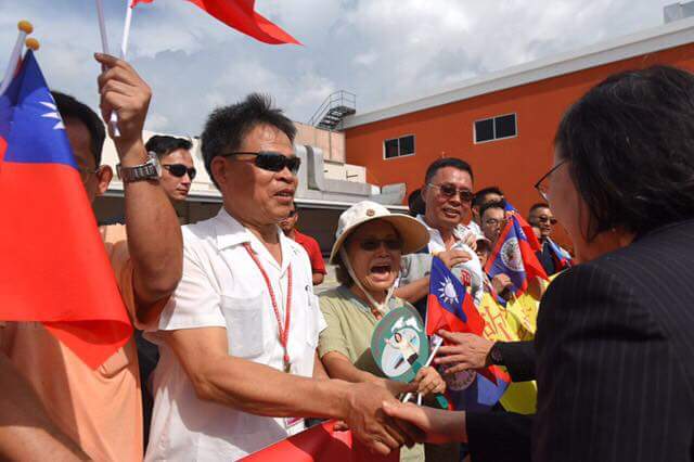 現場有數十名僑胞揮舞國旗，迎接蔡總統，蔡總統與僑胞握手、簡短寒暄。
 圖：翻攝自蔡英文臉書