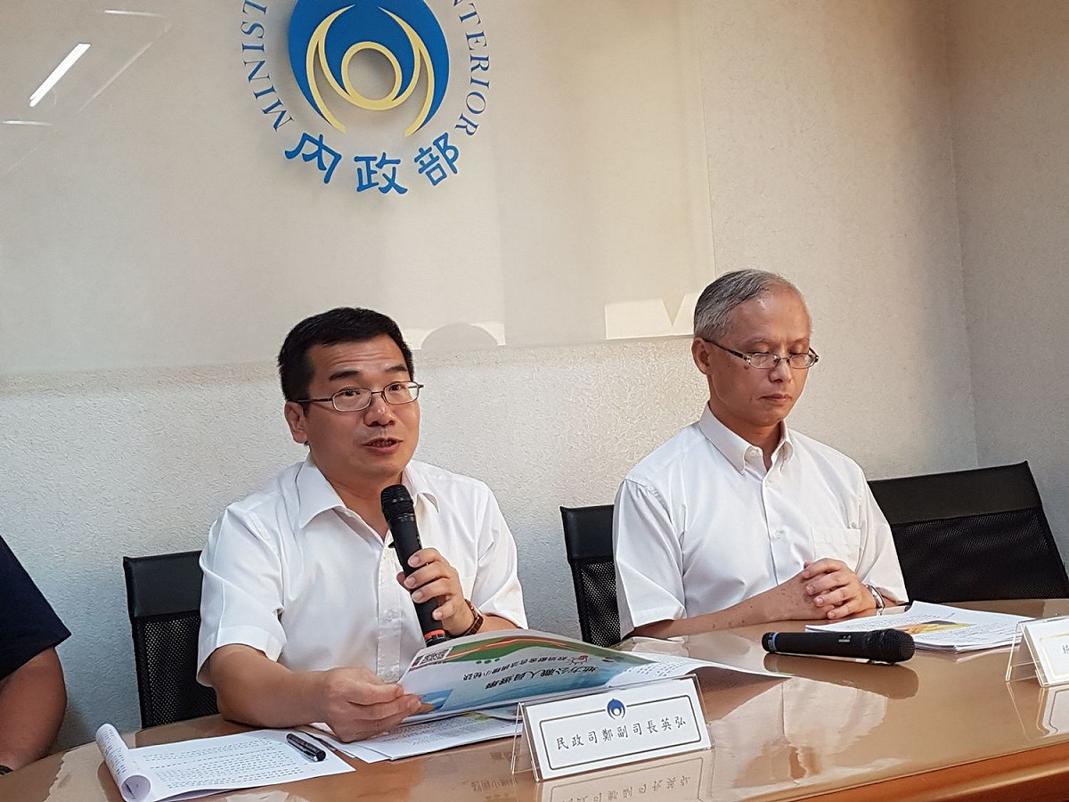 內政部今（17）日召開記者會說明今年政治獻金新規定。圖左為民政司副司長鄭英弘。 圖：內政部提供