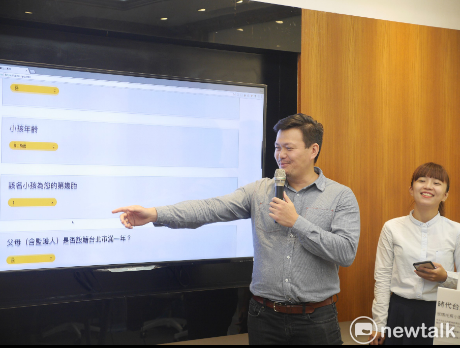 蕭新晟現場示範操作托托樂。 圖：聶良恩／攝