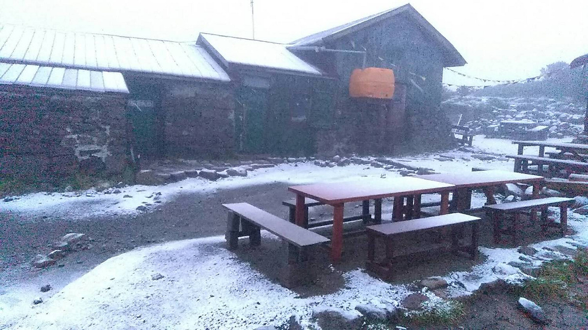 日本北海道大雪山系黑岳今(17)日凌晨，下起今年首場「初雪」。 圖：翻攝大雪山層雲峡・黒岳ロープウェイ臉書粉絲團