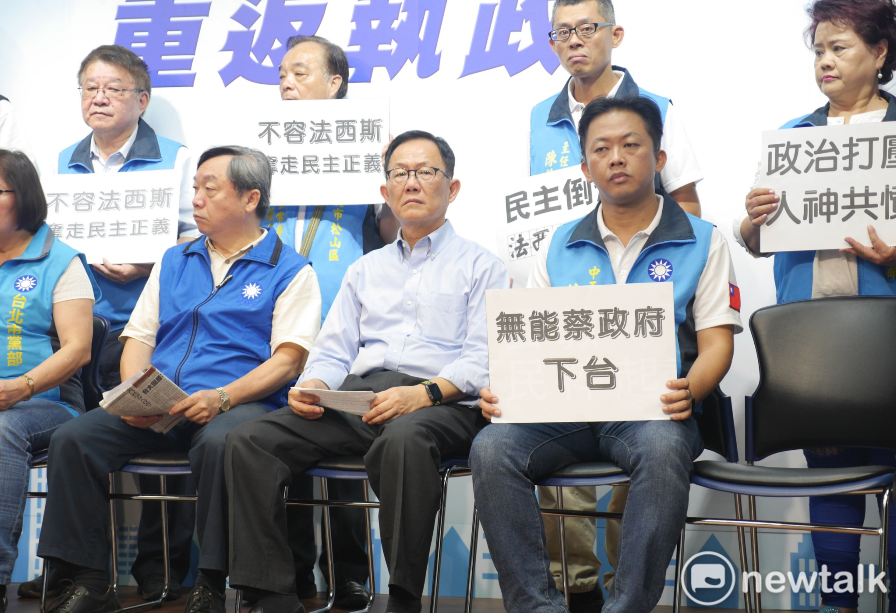 丁守中（中）說，若當選台北市長，一定會查封黨產會並斷水斷電。 圖：聶良恩／攝