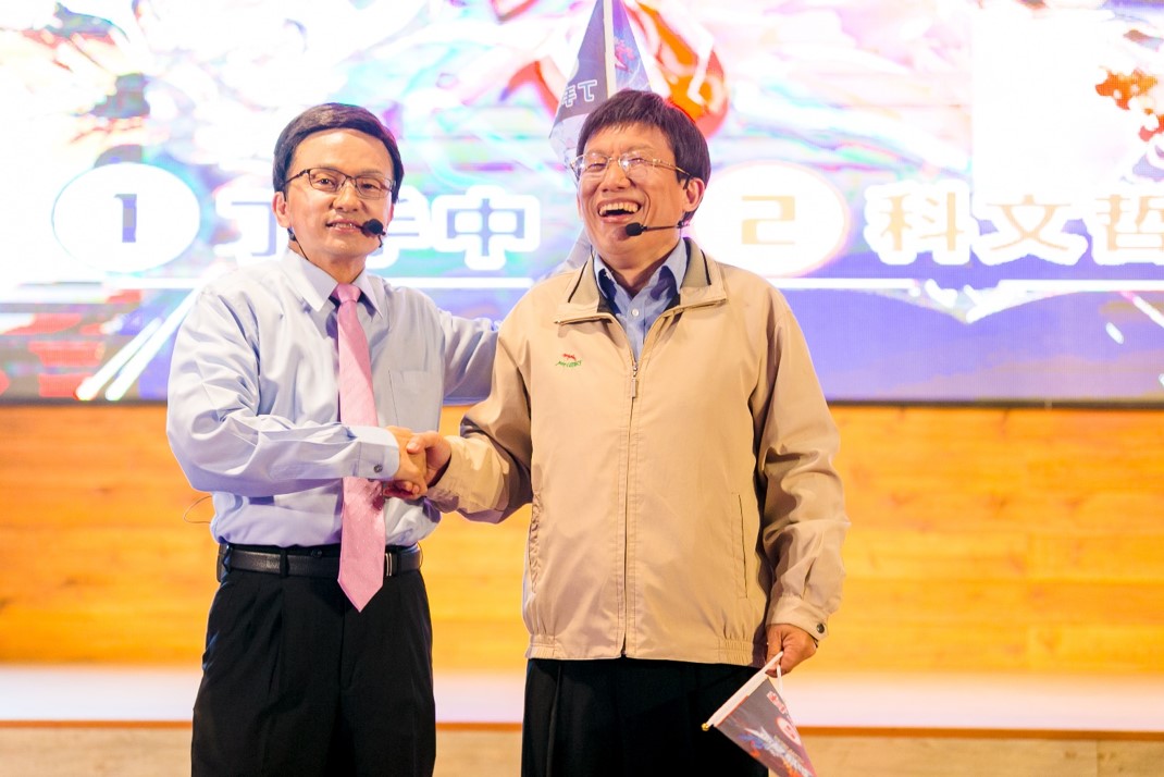 丁手中與科文哲現場決定用《聖域對決》一較高下。