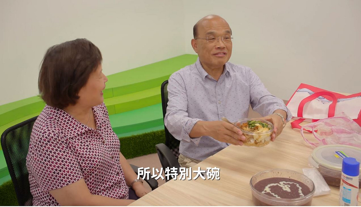 擔心蘇貞昌跑在外跑行程有一餐沒一餐的，詹秀齡還特別準備大份量的愛心便當送到辦公室給老公一份驚喜。 圖:翻攝蘇貞昌臉書