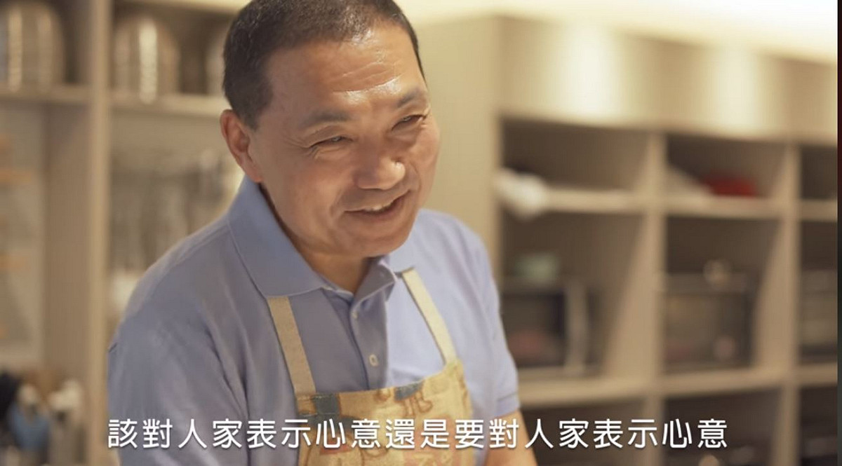 侯友宜說「該對人家表示心意還是要對人家表示心意」親手作芒果蛋糕，「希望她吃的高興」。 圖:翻攝侯友宜臉書