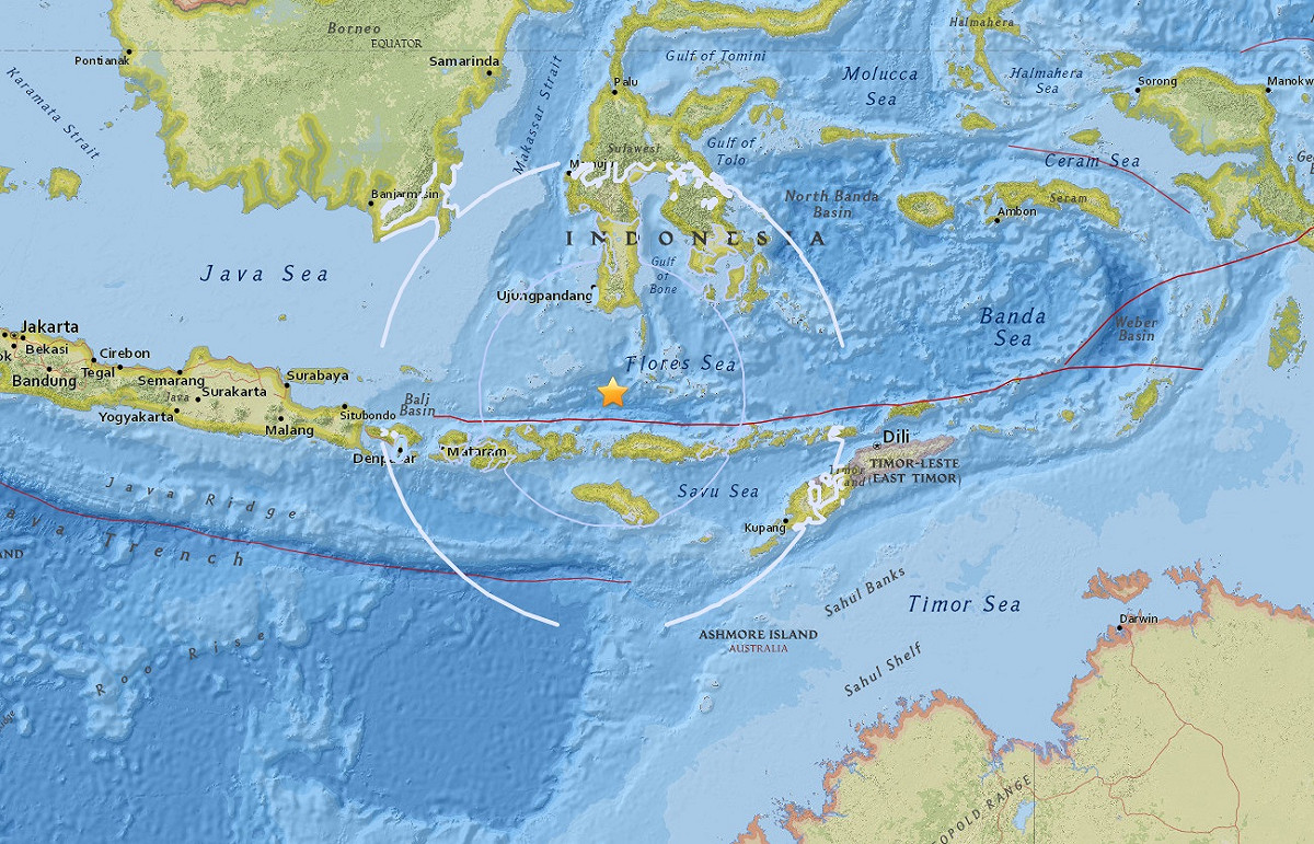 印尼群島外海昨晚發生規模6.5強震，距龍目島（Lombok）約500公里。 圖/翻攝自USGS