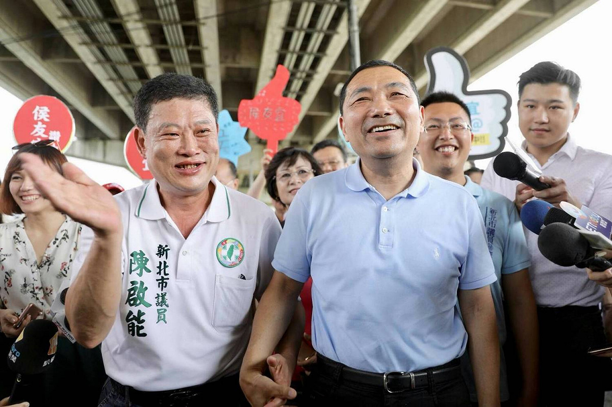 侯友宜和議員陳啟能高興握手。 圖：侯辦提供