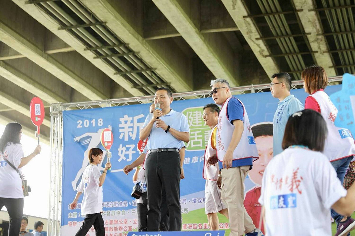 侯友宜參加微風運河健走上台致詞。 圖：侯辦提供