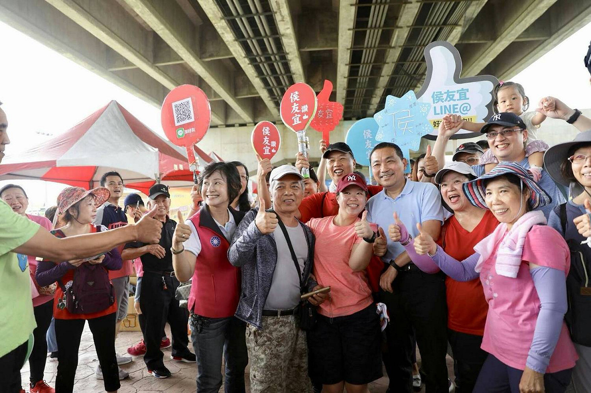 現場民場搶著跟侯友宜合照。 圖：侯辦提供