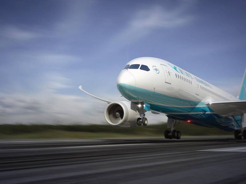 中國廈門航空公司班機16日深夜在馬尼拉國際機場降落時發生偏離跑道事故。 圖：取自廈門航空臉書