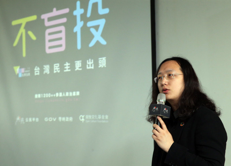 「投票指南網站」啟動記者會18日上午在台北三創園區舉行，受邀出席記者會的行政院政務委員唐鳳（圖）指出，「投票指南網站」純粹是民間發起的計畫，沒有任何官方色彩，台灣是完全開放的公民社會，「投票指南網站」資訊平台是台灣軟實力的呈現。 圖：中央社