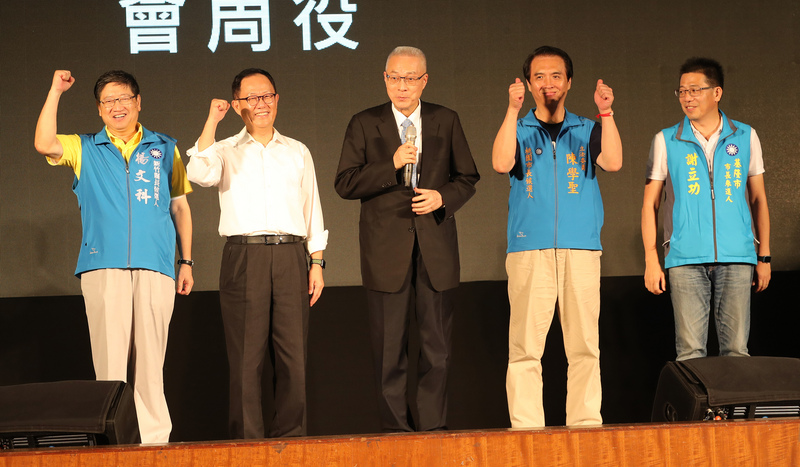 國民黨主席吳敦義（中）18日在台北出席「八二三戰役勝利60週年紀念大會」，與黨提名新竹縣長參選人楊文科（左）、台北市長參選人丁守中（左2）、桃園市長參選人陳學聖（右2）、基隆市長參選人謝立功（右）同台造勢。 圖：中央社
