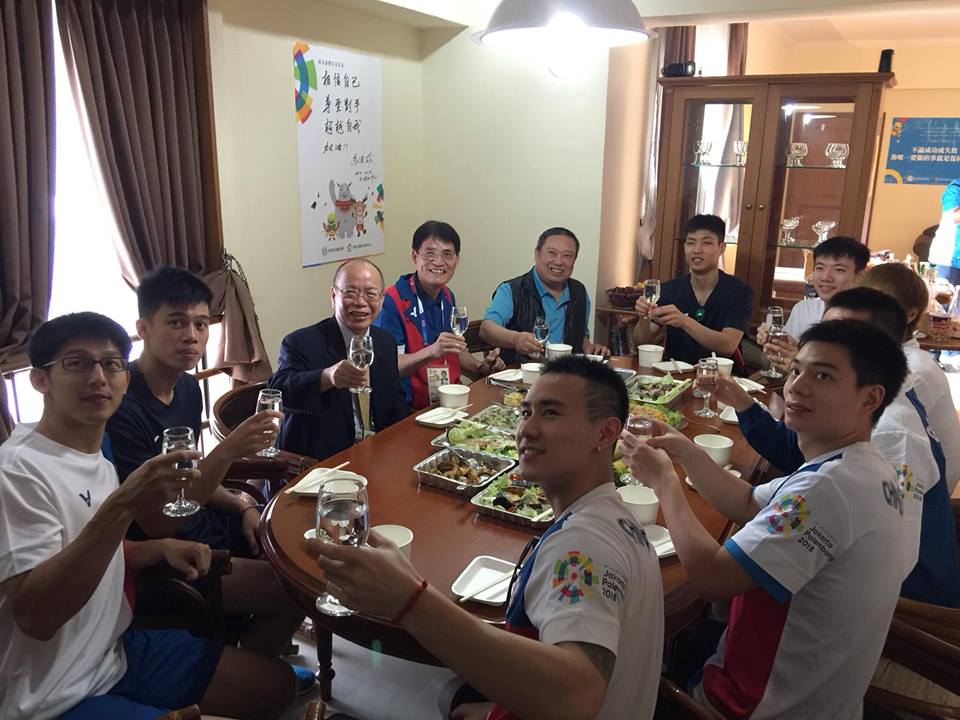 蔡英文指出，吳信緯帶了大同電鍋和各種台灣食材，用台灣味控肉，為印尼亞運備戰！ 圖：翻攝蔡英文臉書