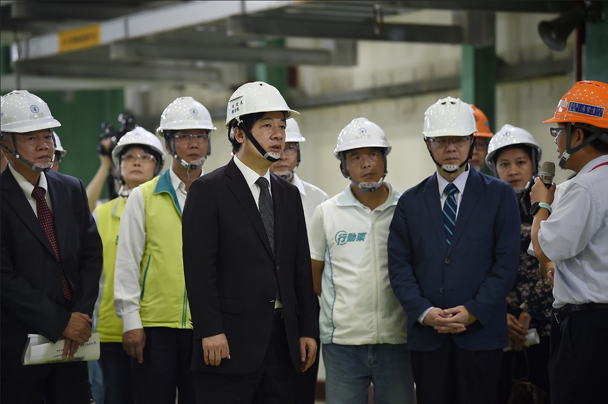 賴清德今（18）日視察苗栗通霄發電廠。 圖：翻攝自行政院官網