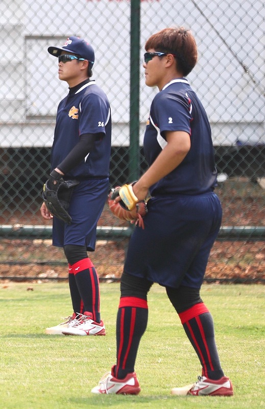 2018雅加達亞運中華女壘隊19日首戰將面對南韓，總教練楊賢銘表示，南韓隊不擅長上飄球路，投手林盈馨（右）曾對南韓投得不錯、過去出戰成績佳，決定將首戰先發重責交給她。 圖：中央社