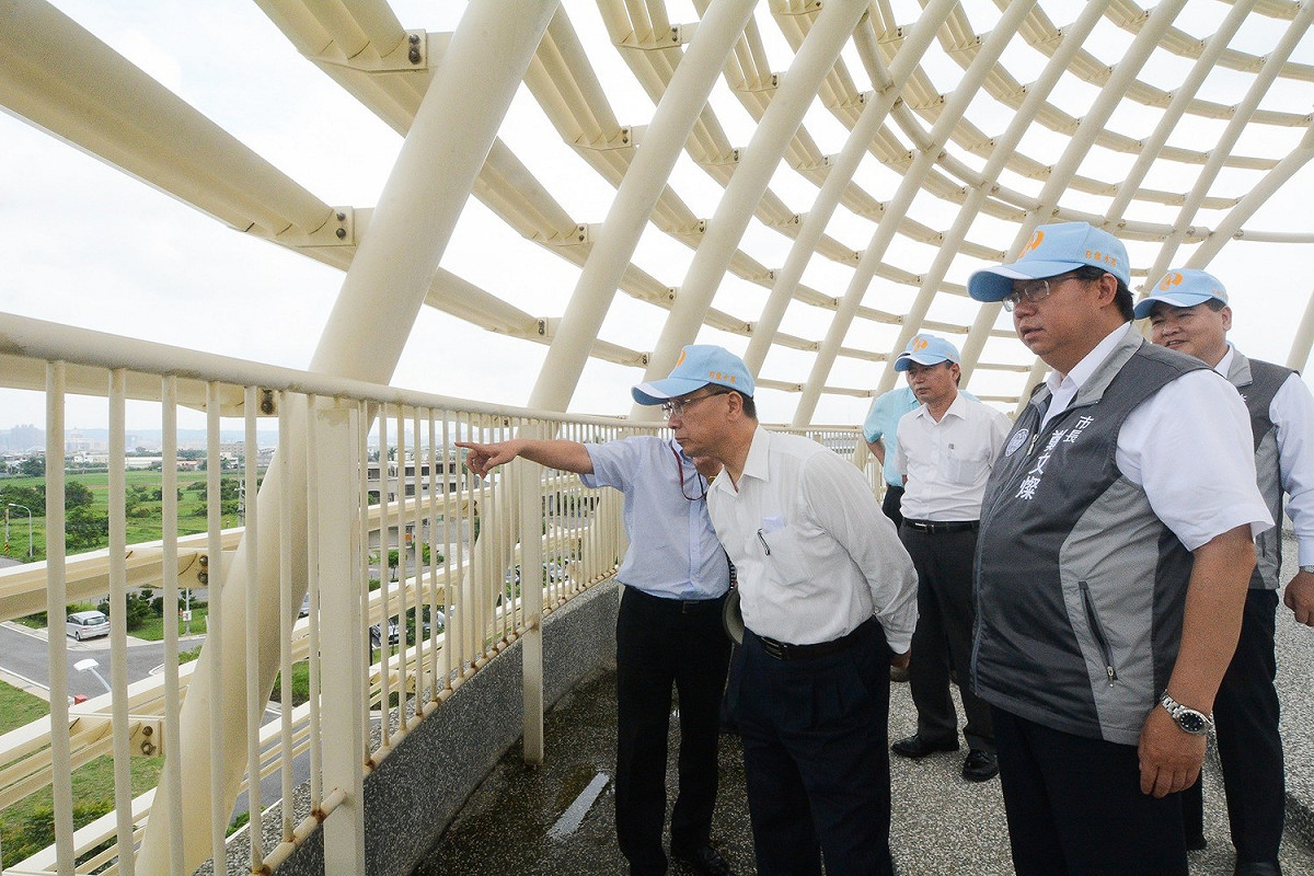 鄭文燦和徐國勇視察周邊設施。 圖：翻攝自桃園市政府