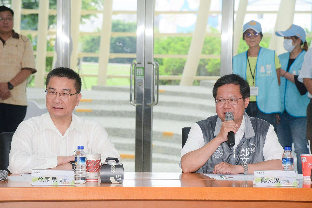 鄭文燦說明汙水下水道推廣進度。 圖：翻攝自桃園市政府