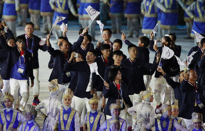 2018雅加達亞運開幕典禮18日晚間在格羅拉蓬卡諾體育場登場，中華代表團進場時，不少成員把握機會拿起手機記錄難得時刻。 圖：中央社
