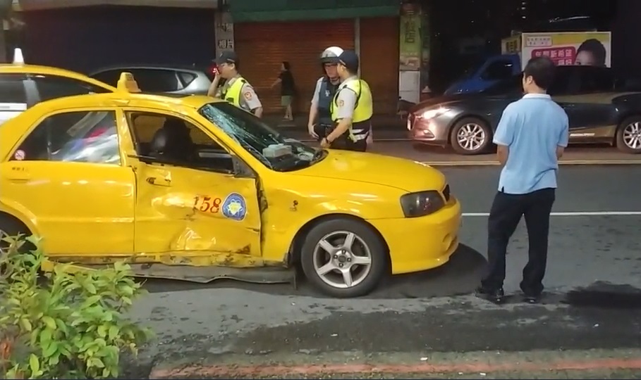 高市鼓山區中華路與美明路口18日深夜發生計程車與機車車禍嚴重事故。