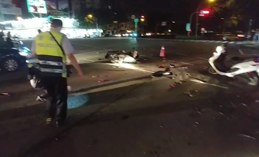 高市鼓山區中華路與美明路口18日深夜發生計程車與機車車禍嚴重事故。