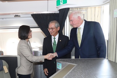總統蔡英文（左）當地時間18日結束貝里斯出訪行程，下午抵達美國休士頓過境，美國在台協會（AIT）主席莫健（James F. Moriarty）（右）、駐美代表高碩泰（中）登機迎接，與蔡總統握手致意。 圖/中央社