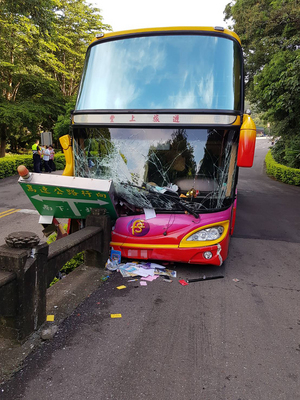 苗栗縣銅鑼鄉九華山19日上午發生遊覽車撞分流車道護欄意外，造成車內8人輕傷，分別送醫急救均無大礙，事故發生原因待釐清。 圖/苗栗縣政府消防局提供