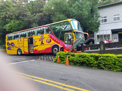 苗栗縣銅鑼鄉九華山19日上午發生遊覽車撞分流車道護欄意外，造成車內8人輕傷，分別送醫急救均無大礙，事故發生原因待釐清。 圖/苗栗縣政府消防局提供