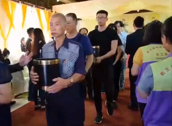 台北醫院大火13名罹難者頭七法會上午8點在板殯舉辦。