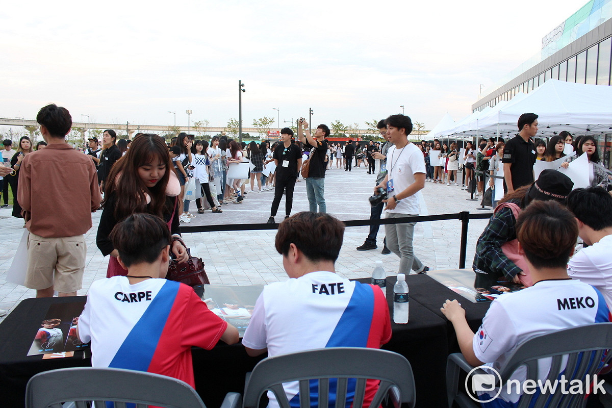 效力於OWL的七位頂尖韓國選手回到自己家園打世界盃，粉絲可說是力挺到底。 圖：陳耀宗／攝