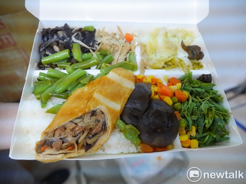 方形的素食便當。 圖：趙婉淳/攝