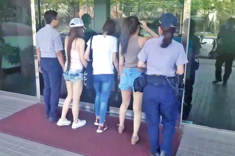 桃園市一對情侶請往汽車旅館投宿卻發生爭執，雙方憤而各自開房，並邀請朋友，攜帶毒品開毒趴，警方獲報前往逮捕12名男女。 圖 : 桃園警分局/提供