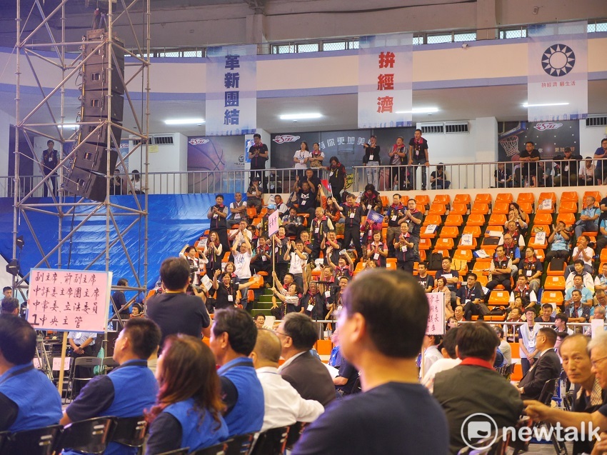 國民黨全代會討論到不分區立委只能擔任一屆的提案時，黨內鼓譟不已。 圖：趙婉淳／攝