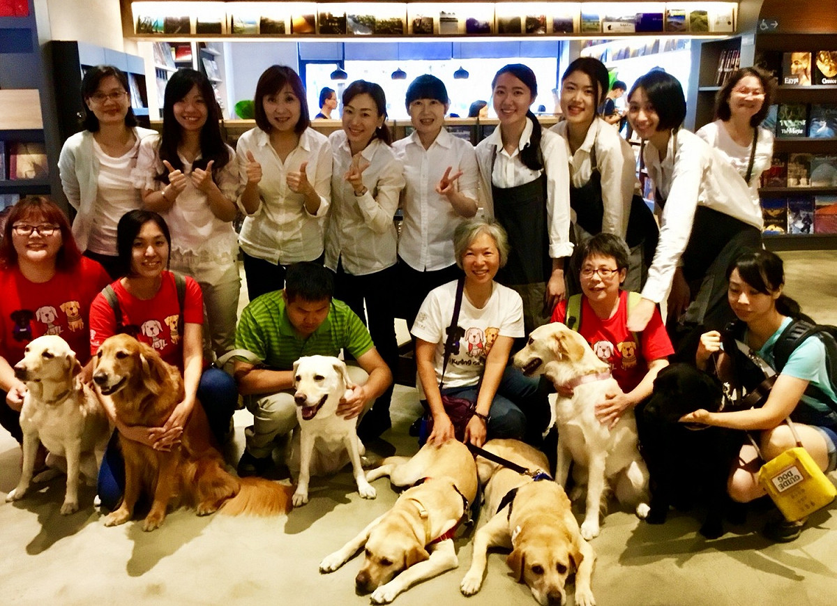 益品書屋今(19)日聚集7隻導盲犬，由惠光導盲犬學校分享導盲犬在台灣成長過程 圖：惠光導盲犬/提供