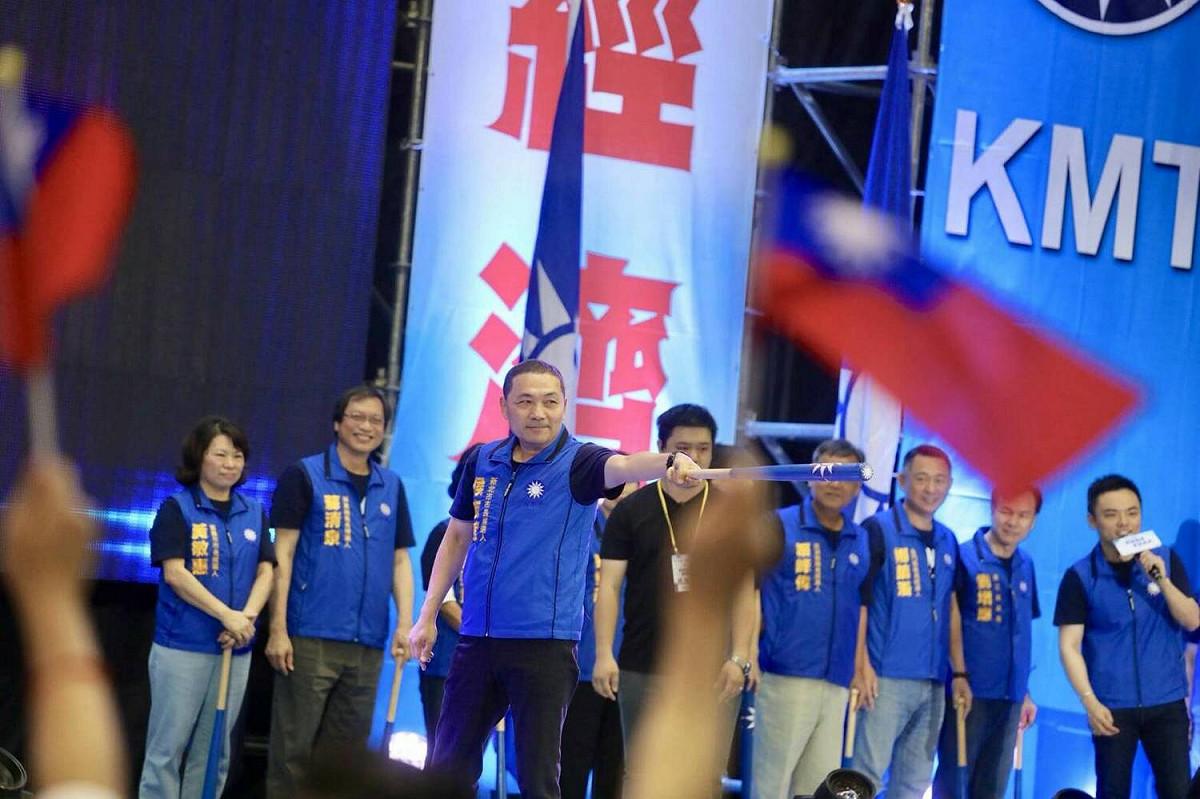 侯友宜揮棒出擊，做出象徵勝選的預告全壘打姿勢。 圖：侯辦提供