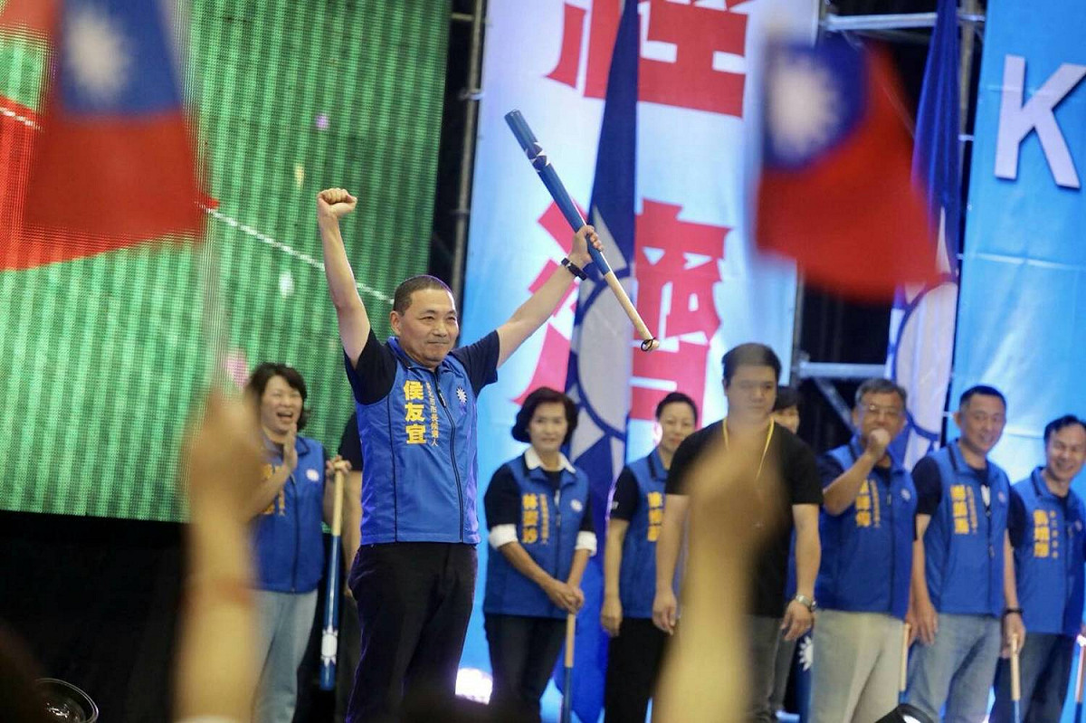 侯友宜被媒體發現揮棒過快，他解釋說自己從小就愛打棒球，棒球要揮得快才會打得遠、打得好。 圖：侯辦提供