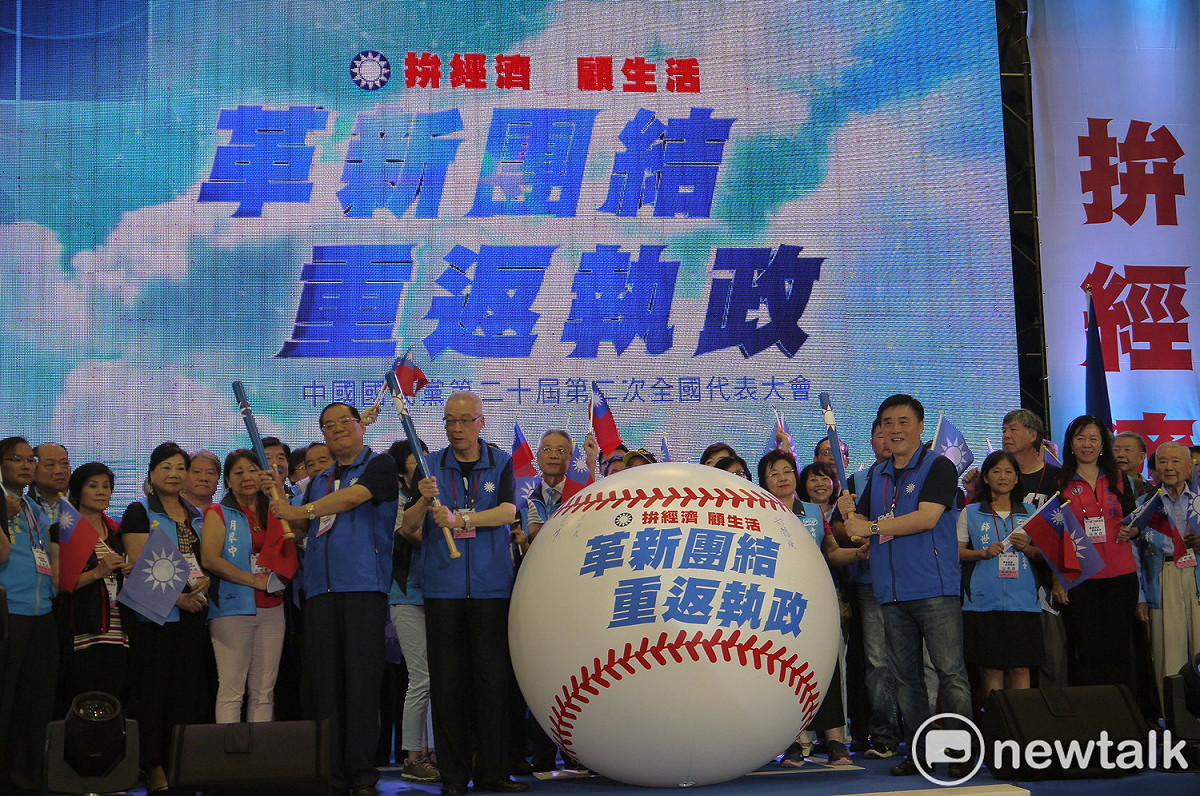 吳敦義在閉會典禮時，用棒球棒帶領大家打擊，象徵「打擊出去絕對勝利」。 圖：陳佩君／攝