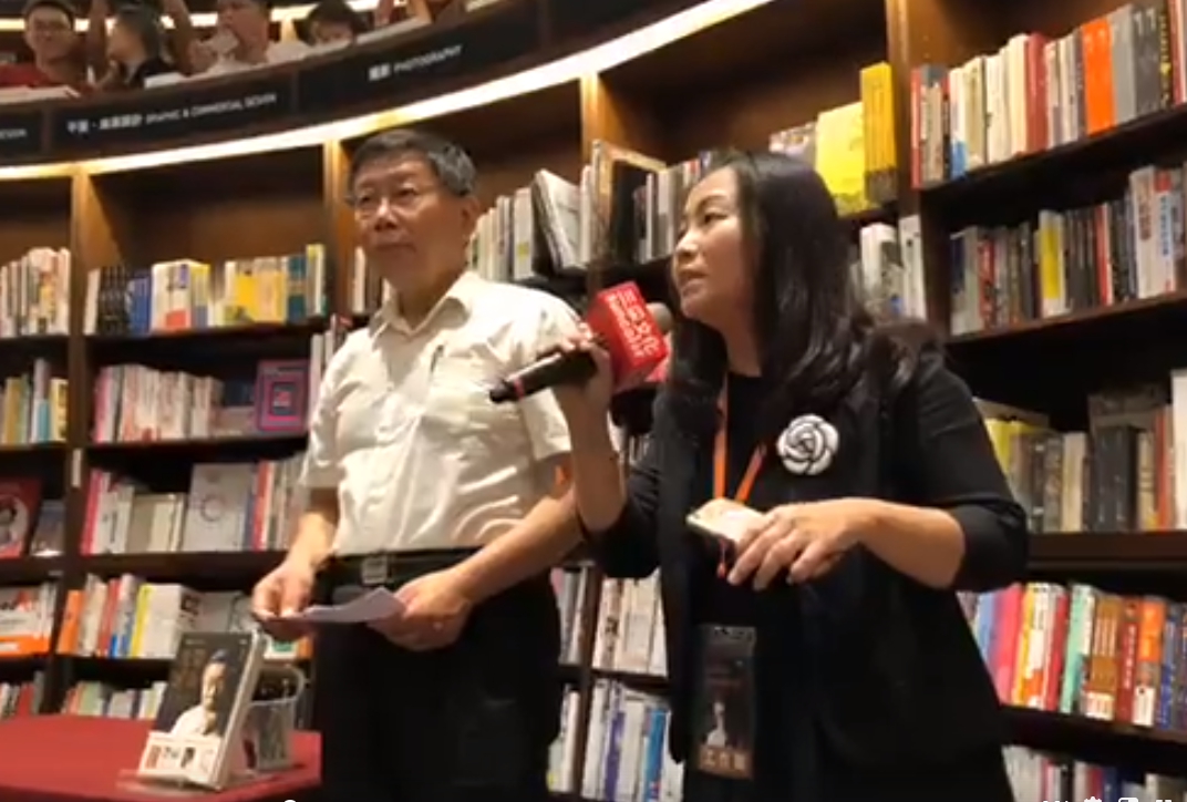 台北市長柯文哲今天到台中中友百貨舉行「光榮城市」簽書會，現場湧進大量粉絲。 圖：取自柯文哲直播影片