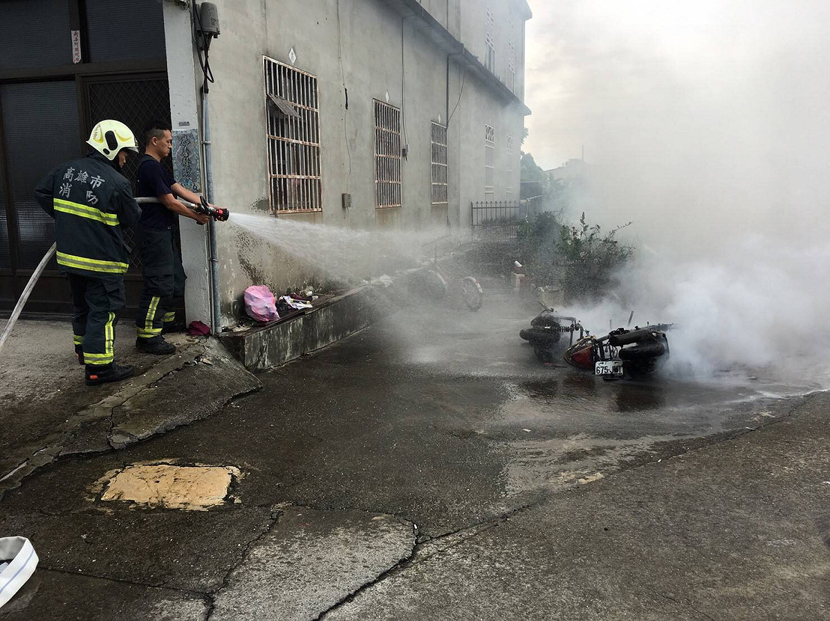 經噴水搶救後，火勢迅速撲滅。 圖：翻攝自網路