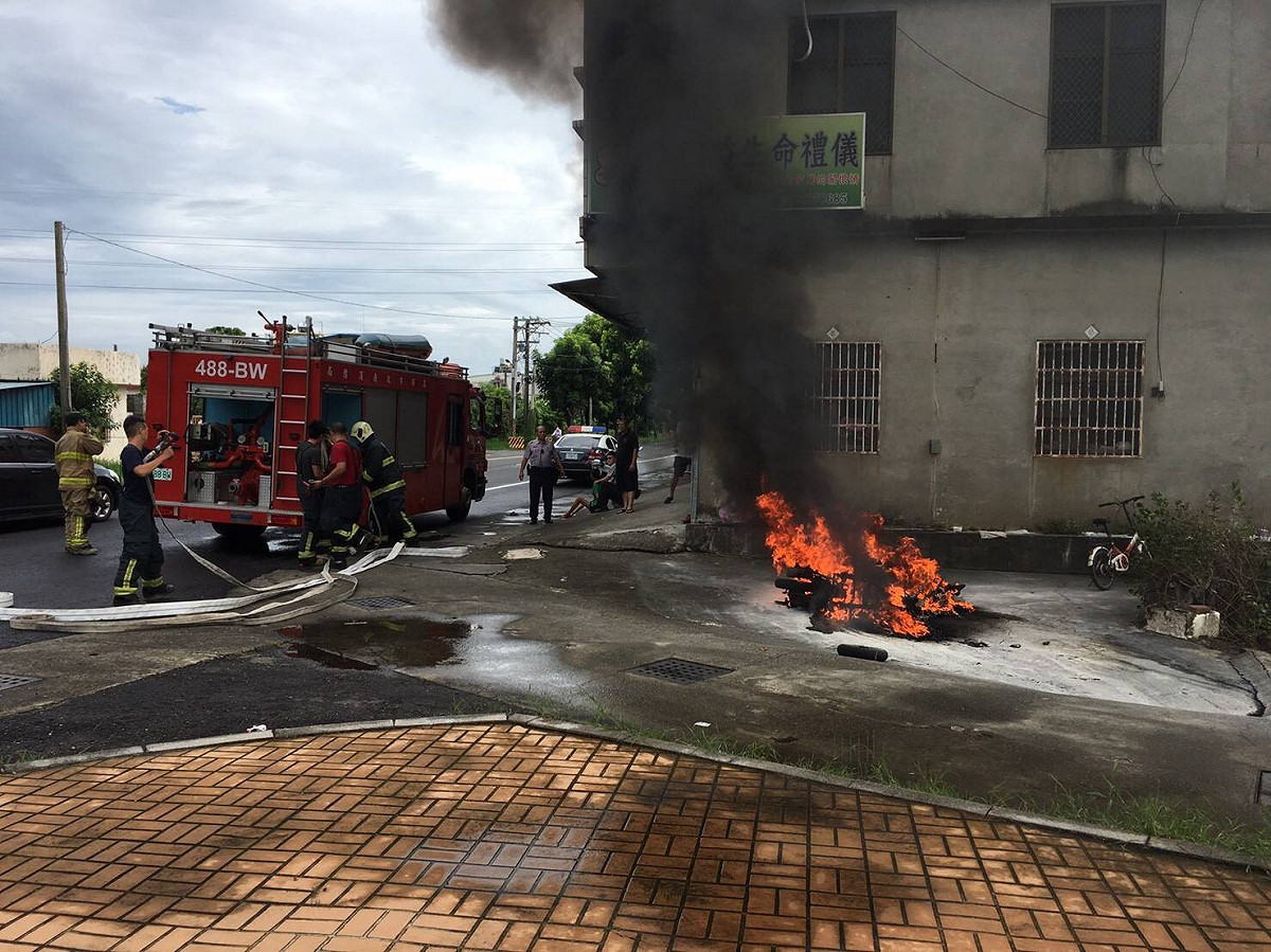 消防局梓官消防分隊在2點49分據報後，出動2車6人前往。 圖：翻攝自網路