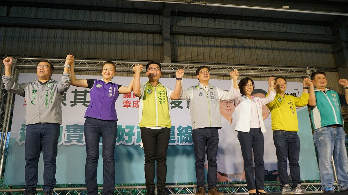 陳其邁接著出席邱俊憲議員市政說明會時指出，自己擔任代理市長時就認識邱俊憲，並稱讚邱俊憲在市府團隊服務十年，也是社團評鑑五次優質議員，是年輕又有歷練的議員，這次也擔任他競選發言人職務，絕對能夠精準掌握民意，為市民發言。 圖：陳其邁辦公室/提供