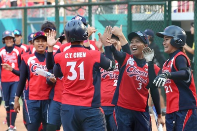 亞運中華女壘隊19日對戰南韓，終場以3比2拿勝，中華 隊新生代「大砲」陳家宜（前背對者）3局敲出這次賽 會中華隊首轟，5局時再敲出個人單場第2轟。圖為陳家 宜回本壘得分後，與隊友擊掌慶賀。 圖：中央社