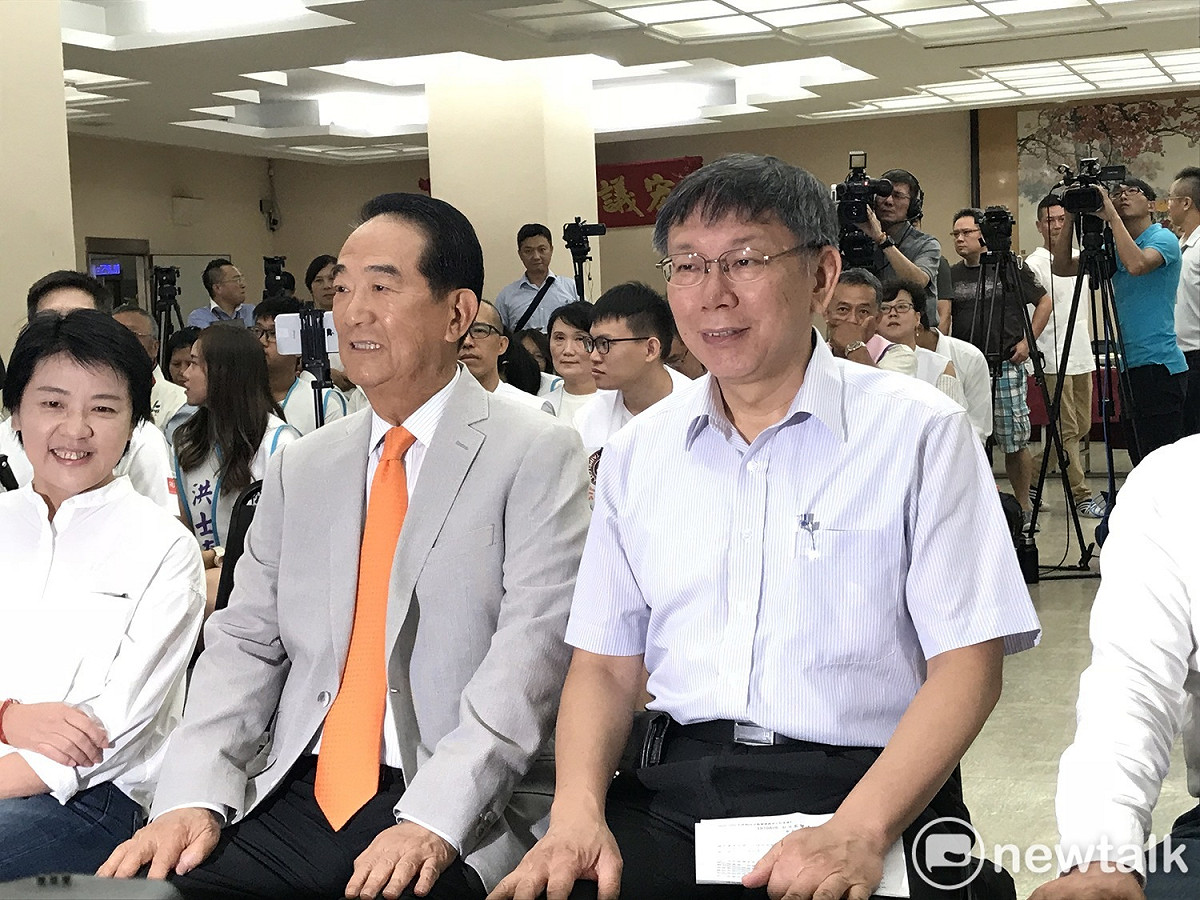 經過親民黨議員林國成提醒後，台北市長柯文哲才抬起頭來笑著與宋楚瑜合照。 圖 : 周煊惠 / 攝