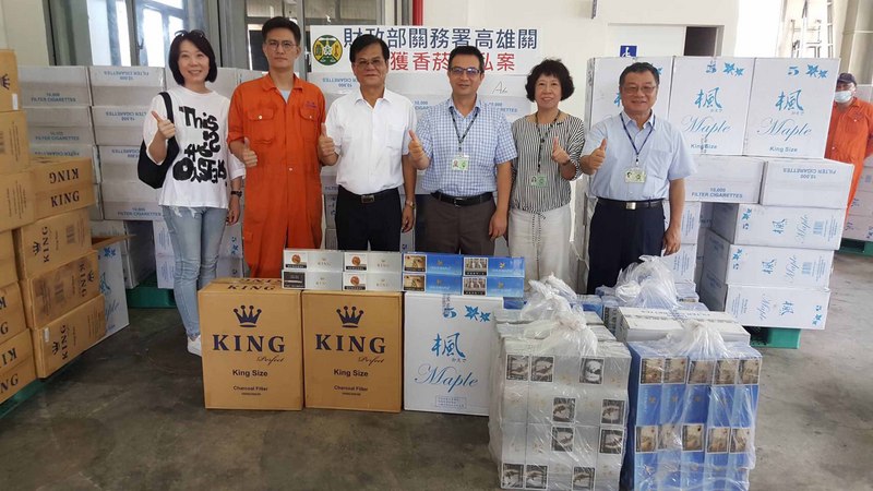 關務署高雄關查緝走私，18日經大數據分析後，在高雄港第118號碼頭一只轉口貨櫃查獲432箱私菸，共21.6萬包，市價約新台幣1100萬元。 圖 : 財政部關務署高雄關/提供